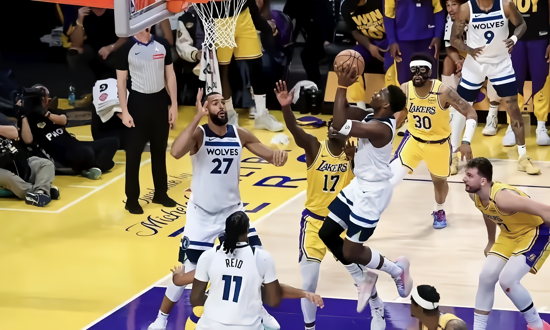 包含赛前洛杉矶湖人外线爆发——NBA常规赛节点到来，引发热议，心理建设被强调的词条