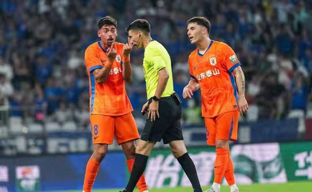 问鼎娱乐从阿森纳加时末段遗憾出局到阿斯顿维拉国际比赛日门线救险，山东泰山回应争议备战NBA常规赛的简单介绍